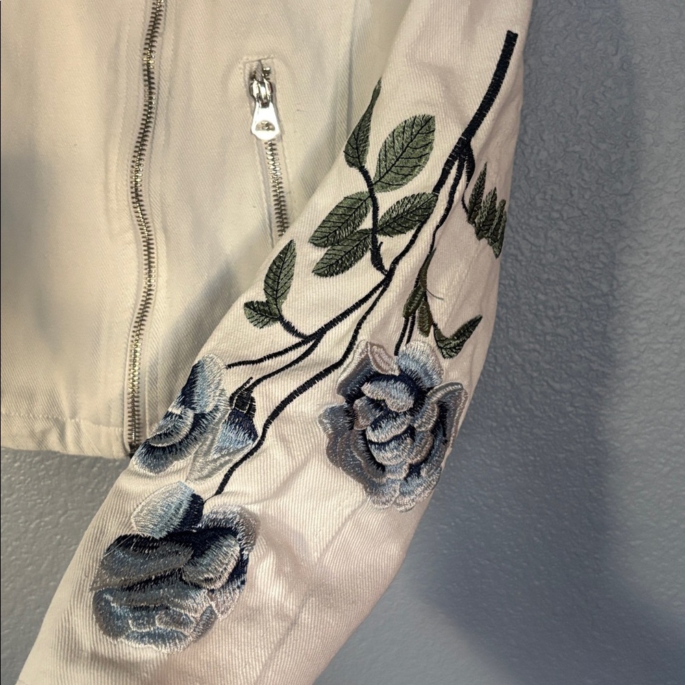 STOOSH White jean jacket. Beautiful detailed Blue floral embroidery. Size small - Picture 3 of 12
